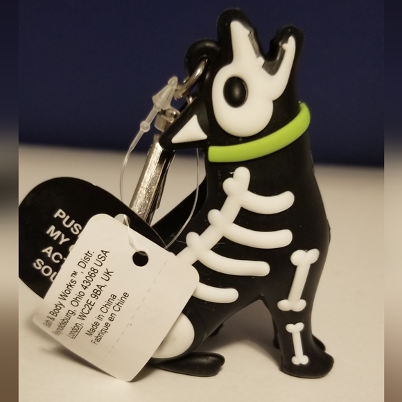 SOLD!!! Rare Bath & Body Works GITD Howling Skeleton Dog Pocketbac Holder - Picture 2 of 6